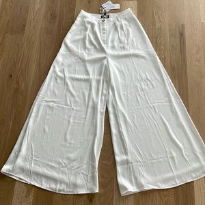 Aakaa white wide leg flowy palazzo pants size L, small waist, tags on